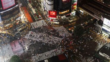 Night crossing crowd people